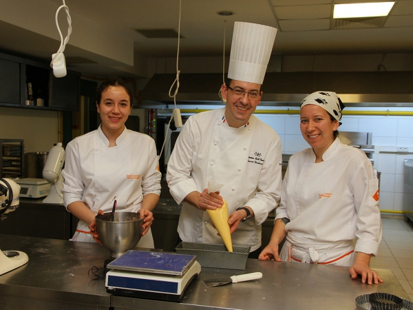 IUE CHEFS LEARN ABOUT FINESSE OF BAKING CAKES