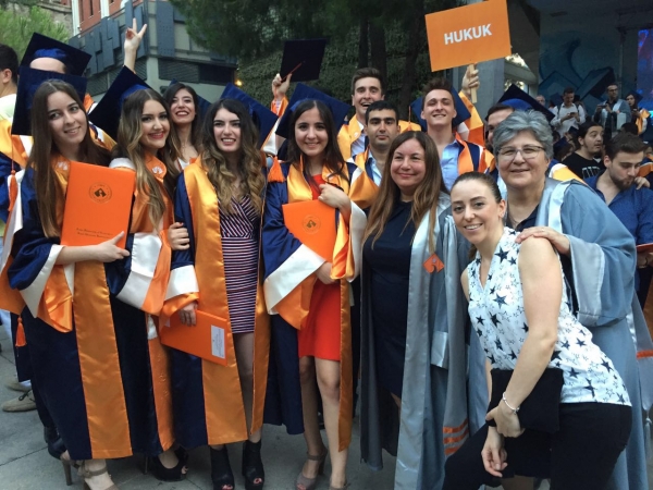 İzmir Ekonomi Üniversitesi Hukuk Fakültesi ilk mezunlarını vermenin gururunu yaşıyor