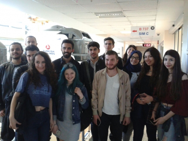  Izmir Ekonomi Üniversitesi Havacılık ve Uzay Mühendisliği Bölümü Öğrencileri THY Uçak Simülatörü Ziyareti.
