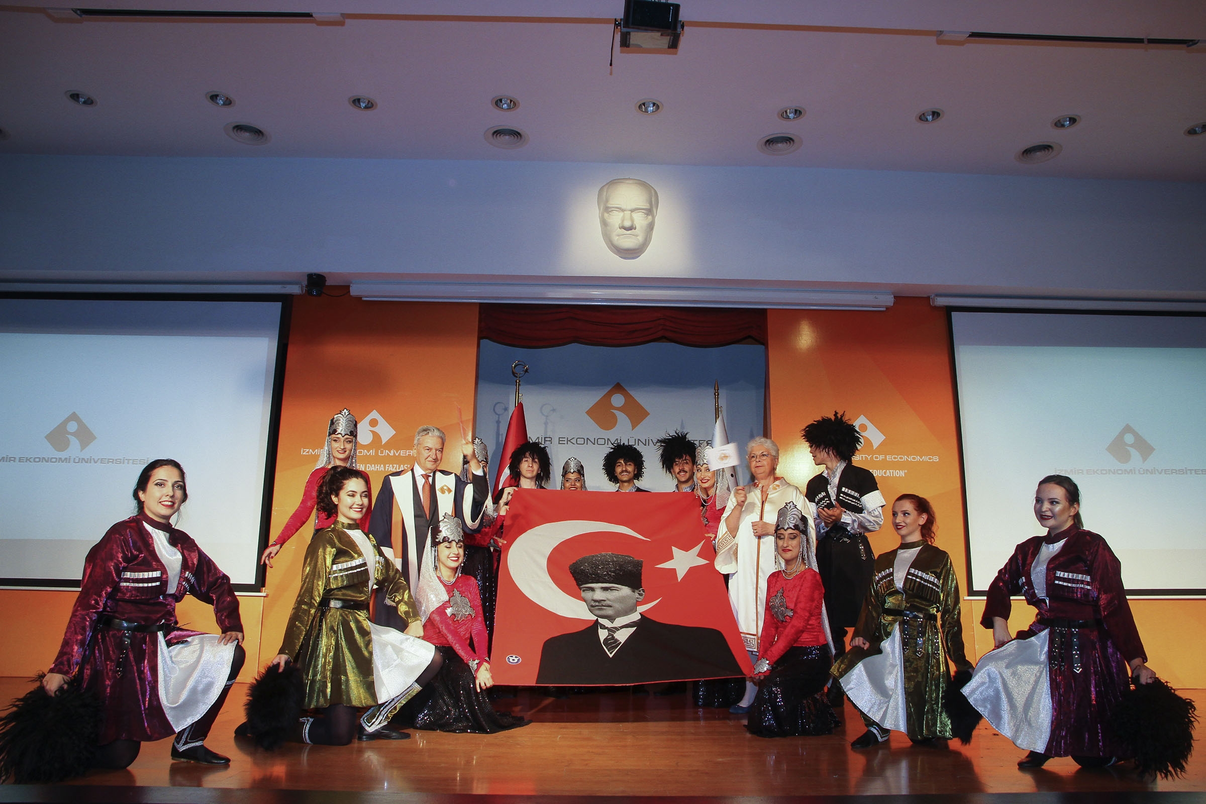 IZMIR UNIVERSITY OF ECONOMICS STARTED ITS 17th YEAR WITH ENTREPRENEURS AND PHYSICIANS 