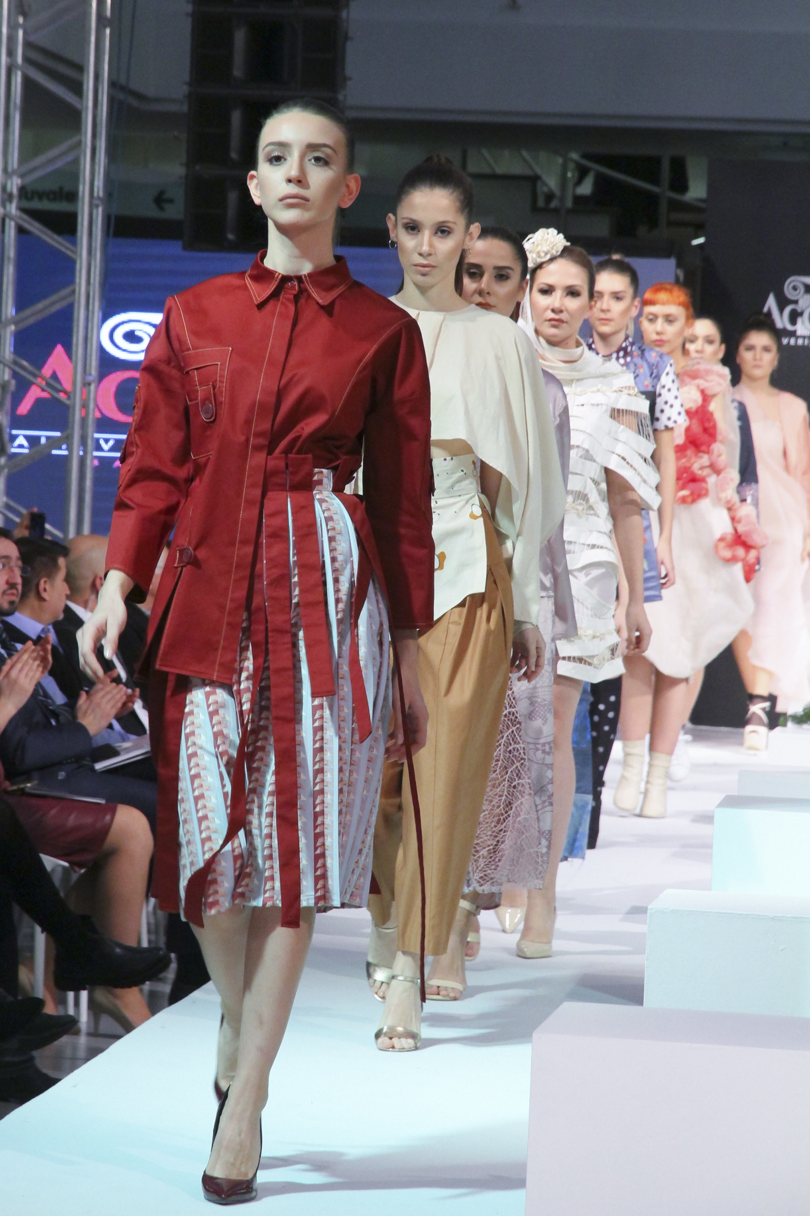 WIND OF ‘NEW ROMANTICISM’ ON THE RUNWAY 