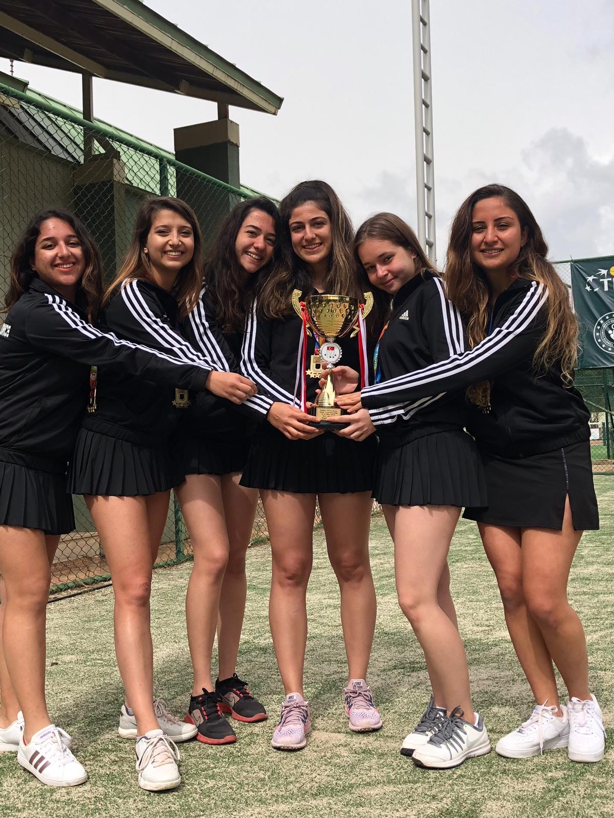 İEÜ Tenis Takımı'na şampiyonluk kupası