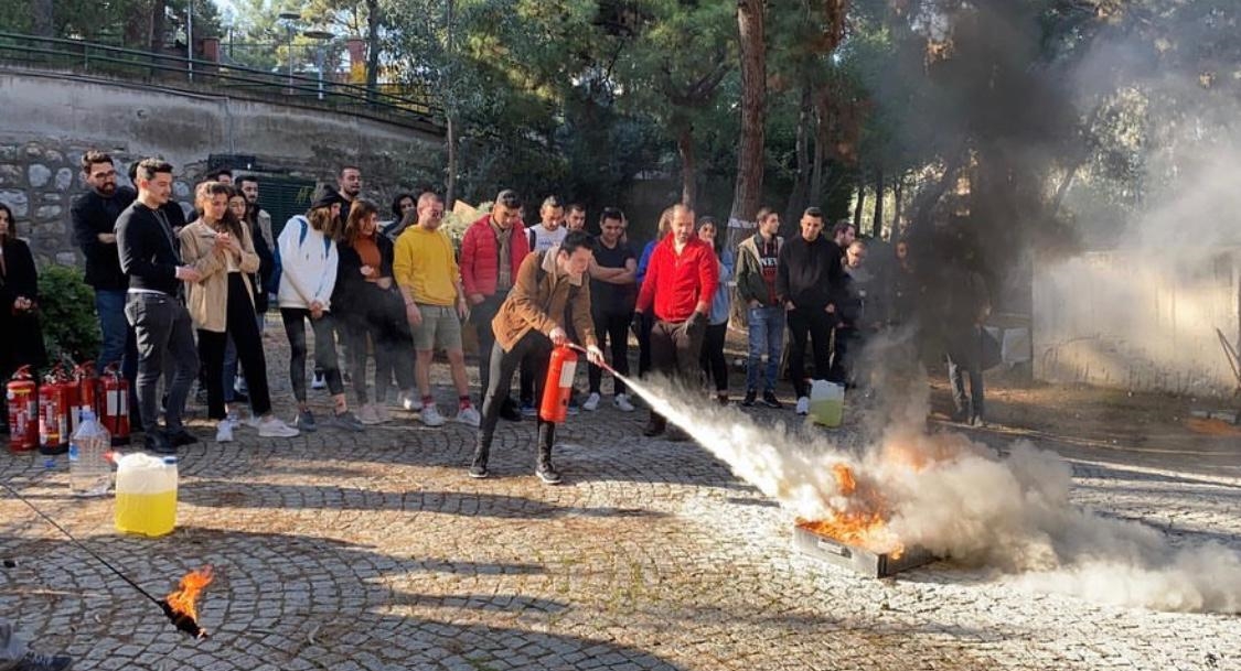Sivil Hava Ulaştırma İşletmeciliği Öğrencilerimiz Temel Yangın ve Yangın Söndürme Eğitiminde..