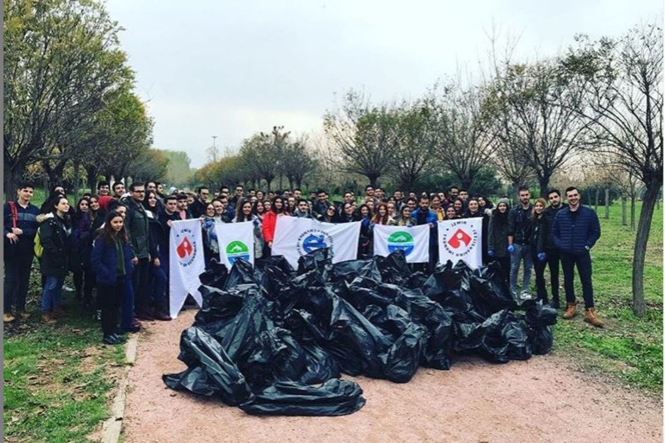 Üniversite öğrencileri Kent Ormanı'ndan 1 saatte 300 kilo çöp topladı
