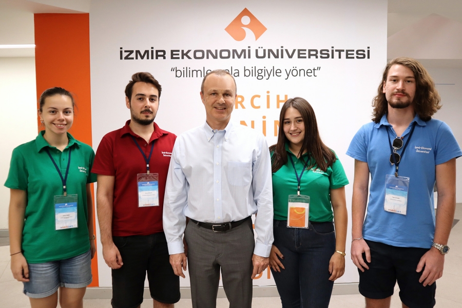 İzmir Ekonomili gençlerin hayaline “kesinti” yok