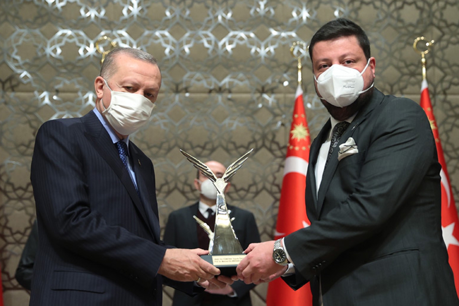 İEÜ’lü enerji profesörü, ödülünü Cumhurbaşkanı Erdoğan’ın elinden aldı