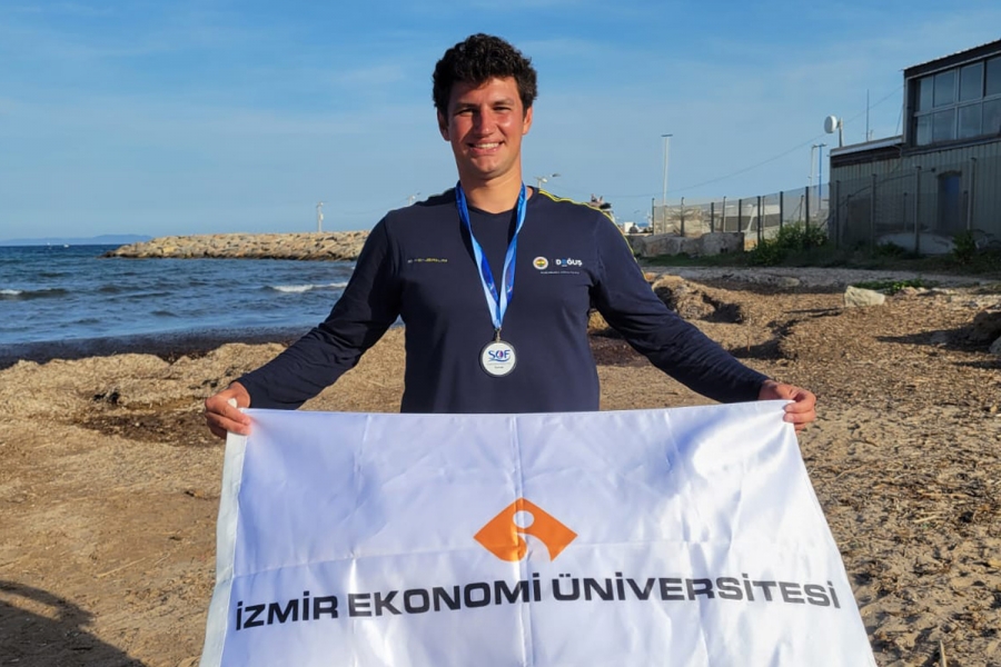 IUE student Cavit gets a medal from France 