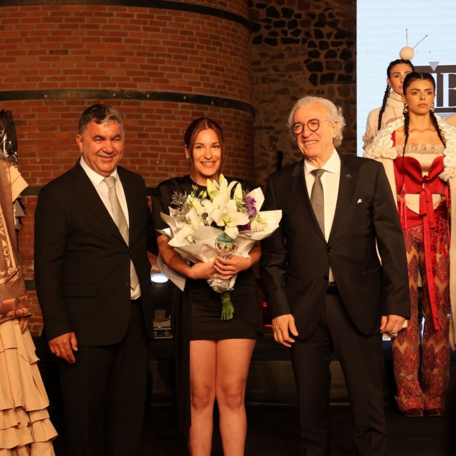 Türk Halılarından Esinlendi, Moda Ödülünü Aldı
