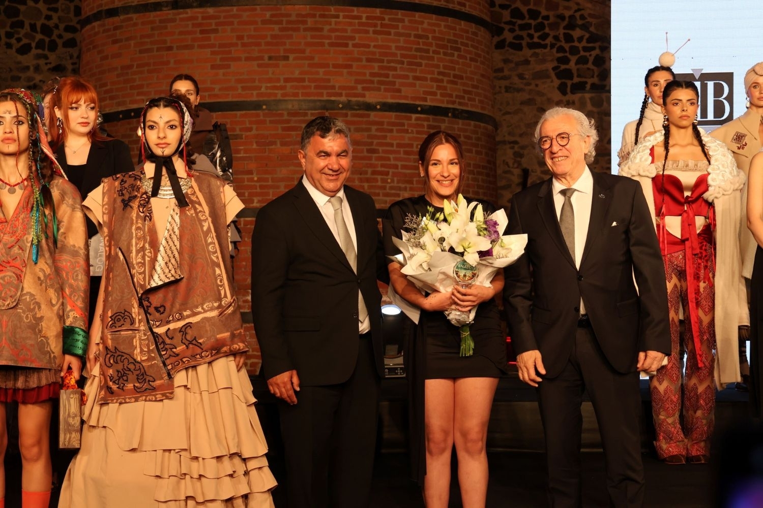 Türk Halılarından Esinlendi, Moda Ödülünü Aldı