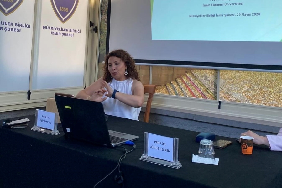 Filiz Başkan, Mülkiyeliler Birliği’nin İzmir Şubesi’nde bir seminer verdi