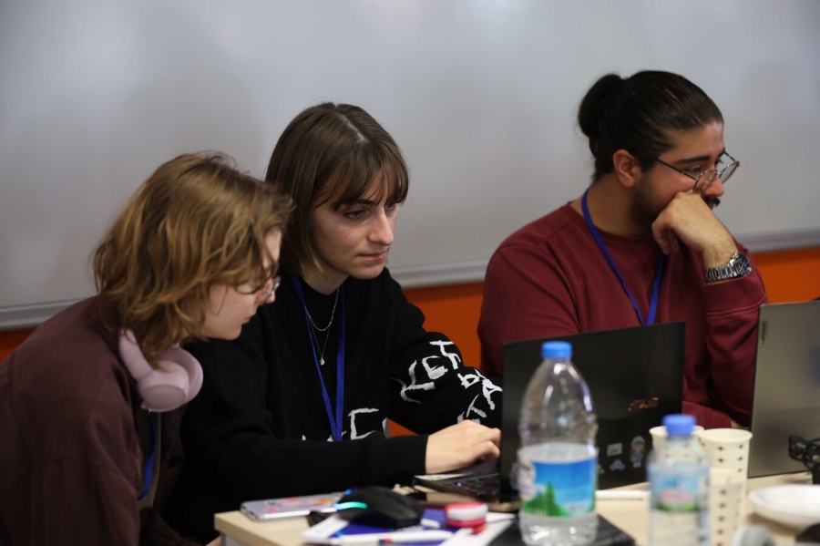 İzmir Ekonomi Üniversitesi Bilgi Teknolojileri Hackathon Etkinliği